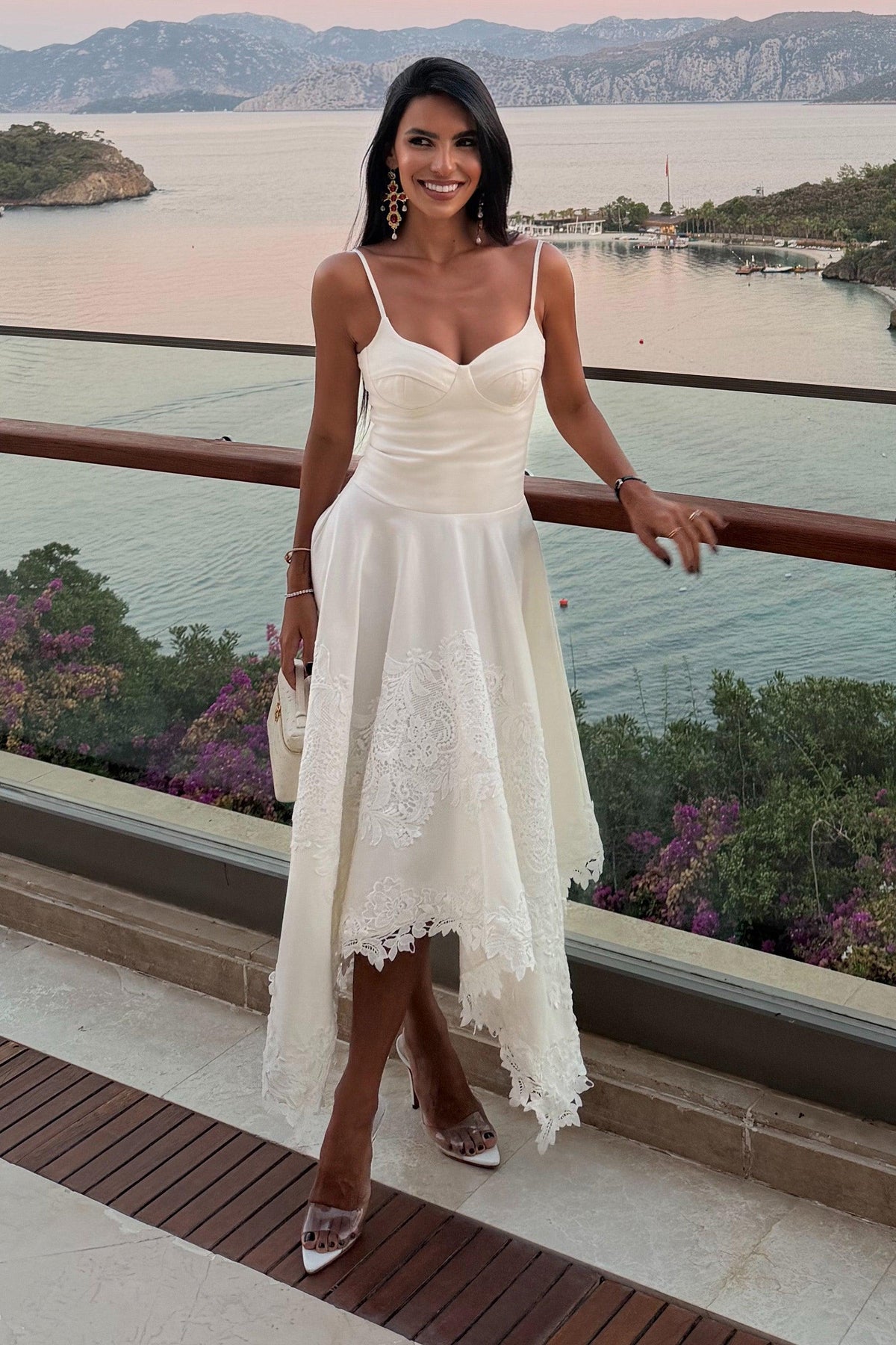 VESTIDO MIDI ACINTURADO RECORTE BUSTO DETALHES RENDA BARRA OFF WHITE P